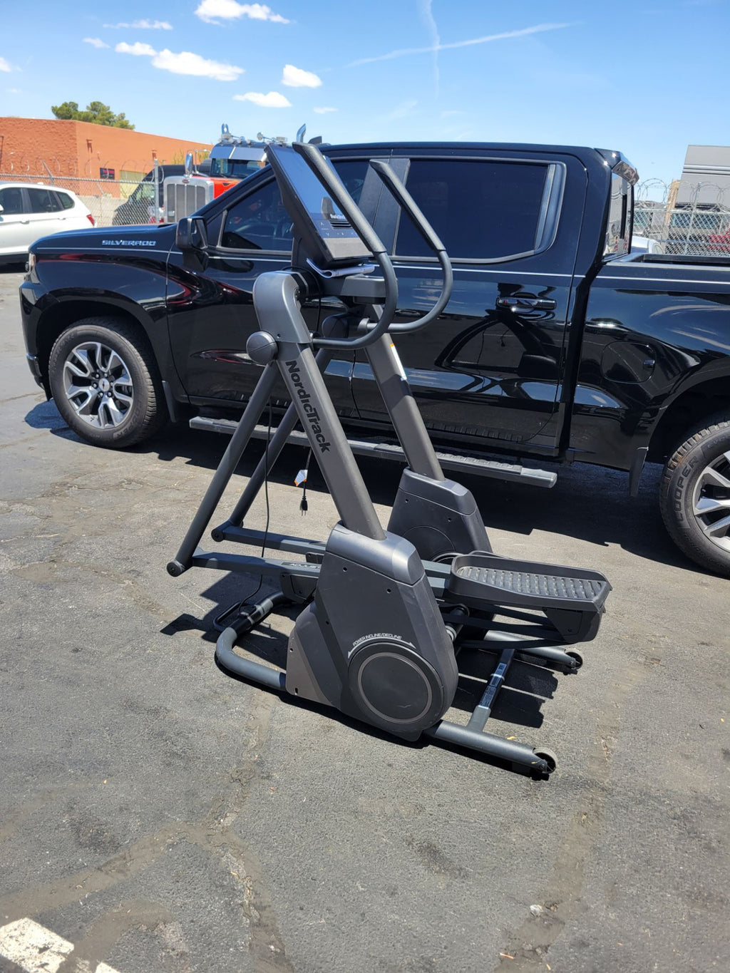 2025 Nordictrack X16 Elliptical Cross Trainer FreeStride Trainer - NTEL71625